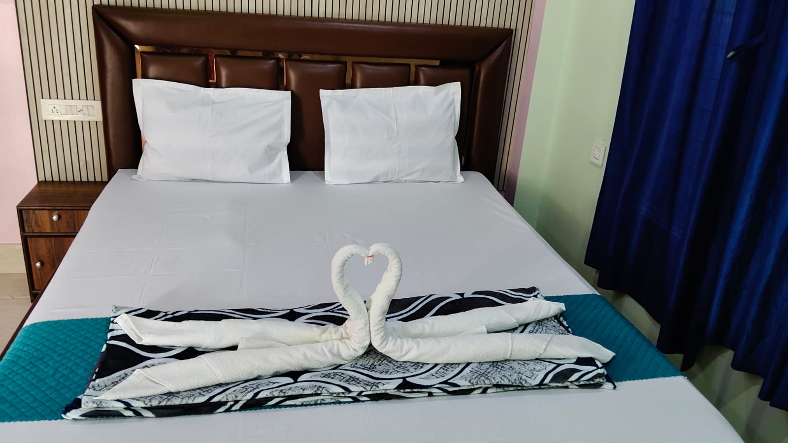 Executive Honeymoon Suite with Swan Towel Decor